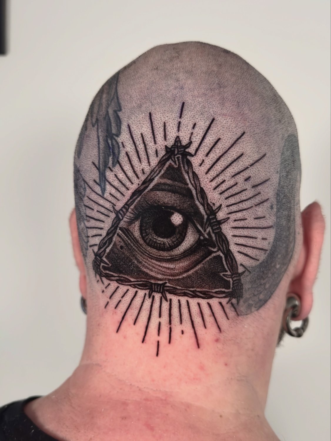 Olho na nuca — blackwork